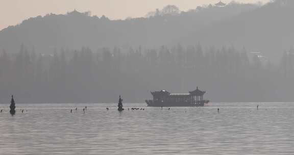 杭州西湖清晨西湖手划游船西湖画舫空镜