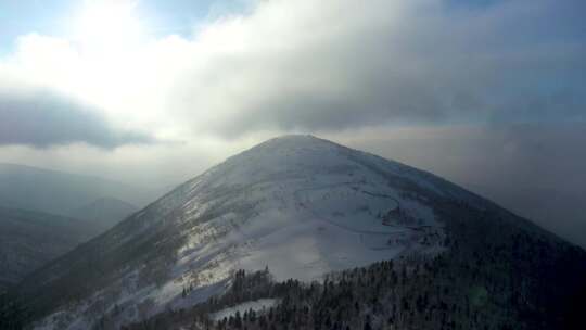 航拍唯美冬季雾凇森林雪山雪景冬天仙境