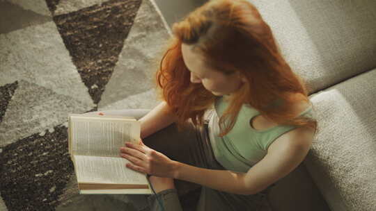 高加索女人在书上读故事视频素材模板下载