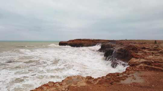 极浪冲击海岸，大浪。大海浪，巨浪突破的惊