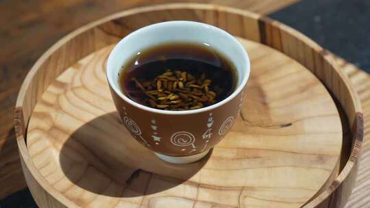 木盘上的一杯茶饮