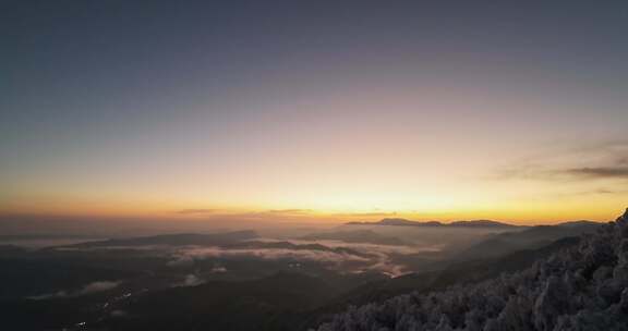 高清实拍冬天瓦屋山日出云海