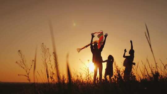 一家三口在夕阳下放风筝温馨画面视频素材模板下载