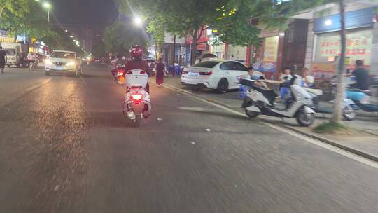 夜晚街头车辆交通路上行人视频素材模板下载