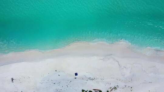 日间无人机旅行拍摄白色天堂海滩和蓝色大海背景，色彩缤纷4K