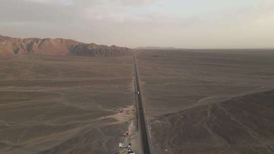 航拍沙漠高速公路