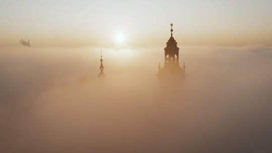 波兰克拉科夫雾蒙蒙的日出中的瓦维尔城堡