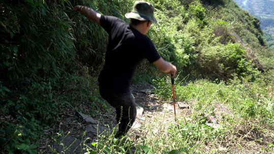 一名徒步者遇到危险