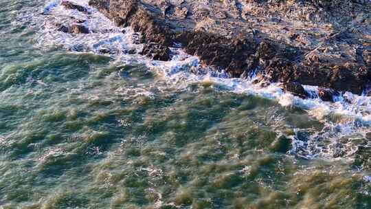 海浪拍打岩石的壮观景象