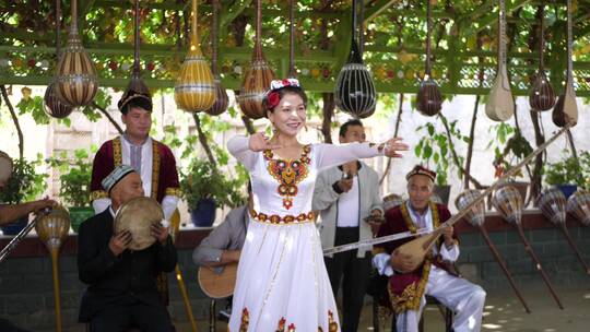 新疆维吾尔族姑娘跳舞