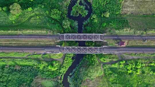 铁路桥，火车轨道，乡村，河流