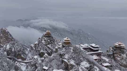 3倍航拍老君山道观群云海