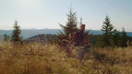 人，徒步旅行，干草，登山杖