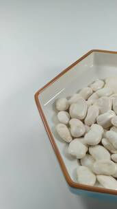 白底白色的芸豆豆子