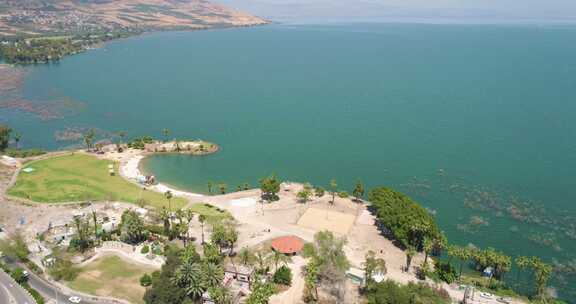 以色列约旦河谷加利利海湖泊鸟瞰图。