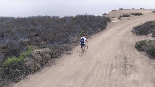 非公路上骑山地车的人