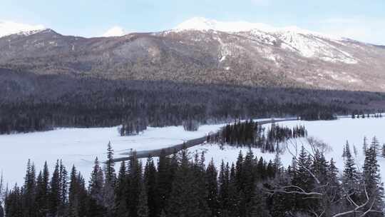 航拍新疆冬季喀纳斯神仙湾晨雾雪山森林雪景