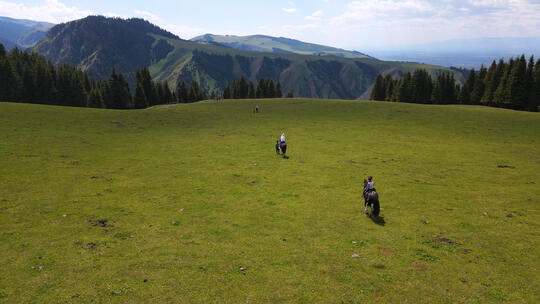 航拍新疆巴音布鲁克草原上骑马的游客
