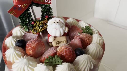 圣诞节草莓蛋糕实拍视频素材模板下载
