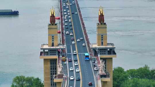 航拍南京长江大桥上的车流