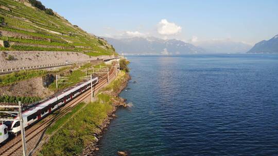 航拍瑞士乡村交通的电动火车