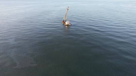 航拍威海高区海面上的一条航吊船