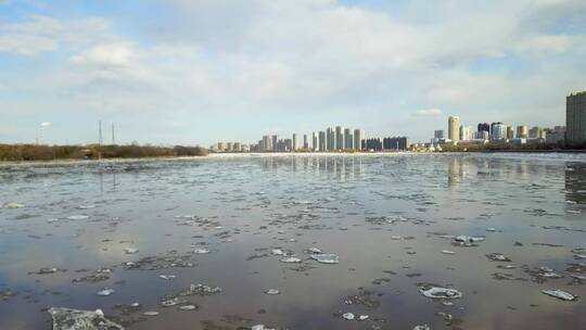 松花江春天开江流冰景观