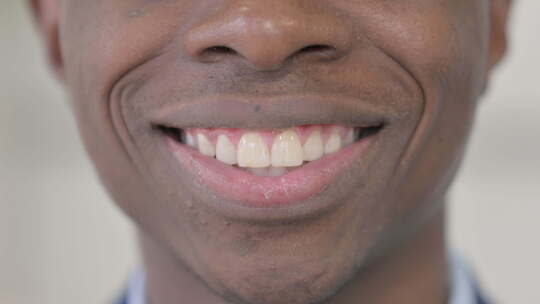 微笑的非洲男性嘴唇特写视频素材模板下载