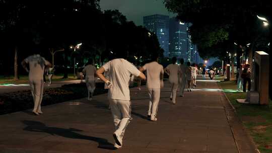 台州市市民广场跳广场舞的人群