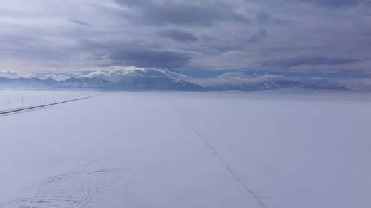 冬季新疆天山阿勒泰安集海雪山公路雪原云朵