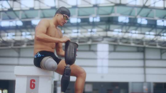 残奥会游泳运动员拿下假肢视频素材模板下载