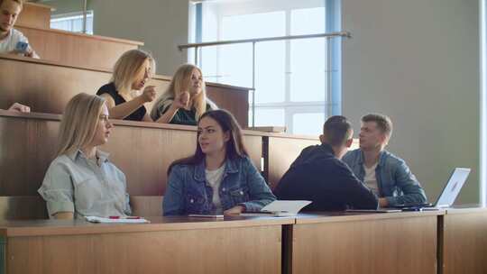 学生们坐在课桌前休息时聊天