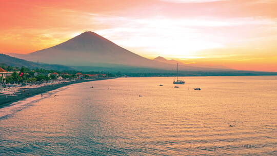 印度尼西亚阿梅德海滩的日落