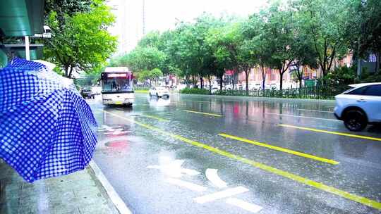 西安大雨路面积水视频素材模板下载