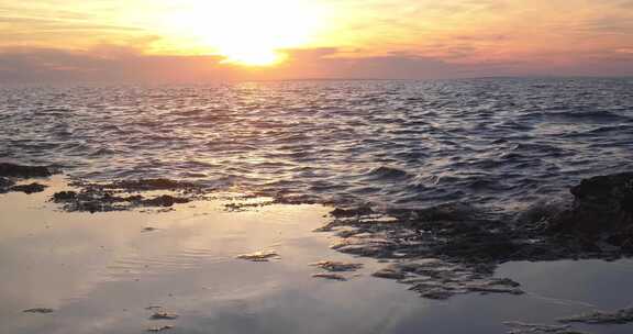 夕阳下的太阳大海海浪