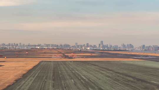 飞机在日本东京羽田国际机场跑道滑行