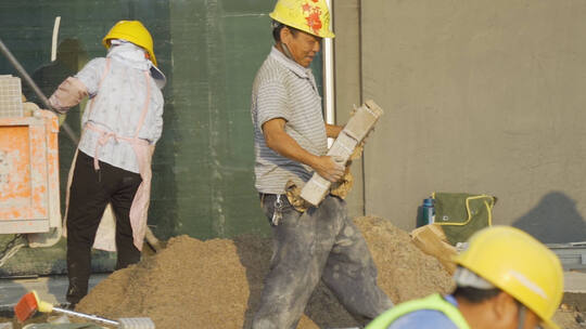 农民工在工地干活搬砖视频素材模板下载