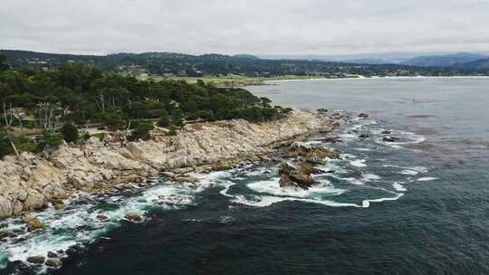 海浪在岩石海岸飞溅的航拍视频