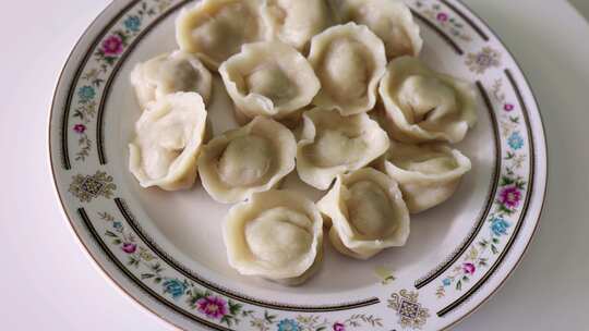 过年包饺子煮饺子吃饺子