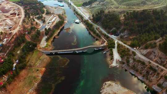 航拍河上的历史石桥。Kahramanmaras土耳其。杰伊汉桥。4K。