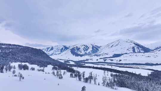 航拍新疆雪山风光