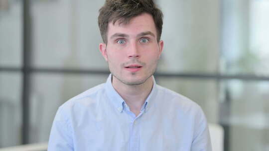 庆祝胜利的成功年轻人