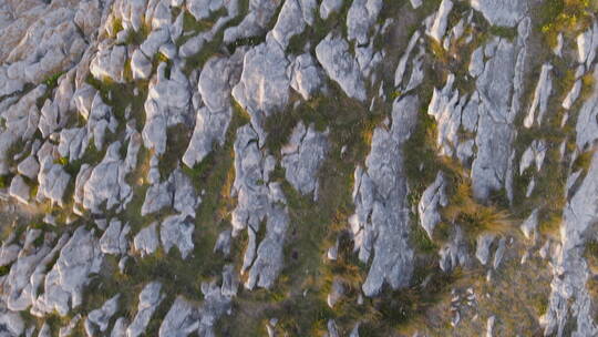 特写海浪打破岩石海岸视频素材模板下载