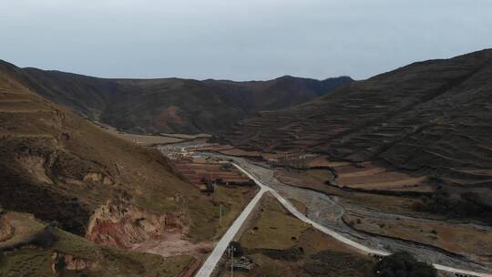 航拍山峦，偏远地区