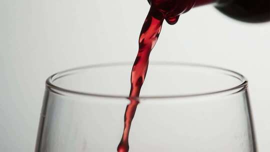 红酒倒入高脚杯的优雅瞬间