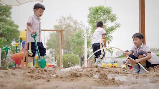 幼儿园小孩开心快乐的玩耍