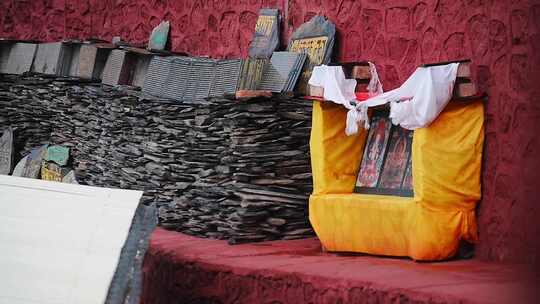 山坡上的寺院建筑