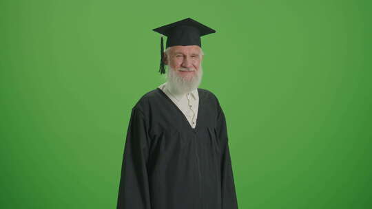 绿屏一位老毕业生庆祝毕业的肖像