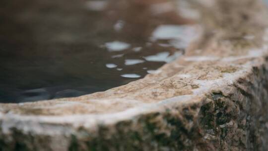 石头水井视频传统古井水井溢出井水