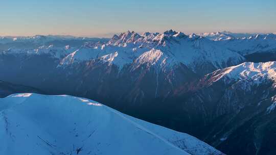 航拍雪山日照金山